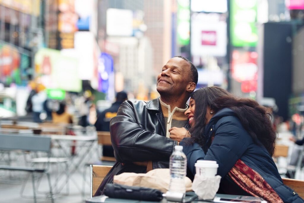 Casal viajando nos Estados Unidos com seguro viagem