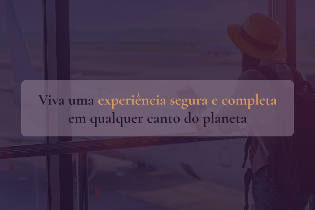 Viajante em aeroporto pronta para embarque com o seguro viagem Falcon